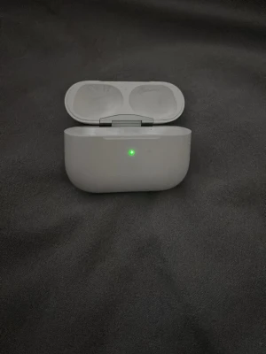 Vita trådlösa in-ear hörlurar - Säljer nu ett AirPods skal då jag tappat bort båda snäckorna:)