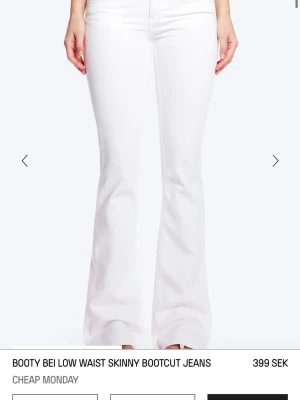 Vita weekdayjeans i storlek 28/32 - Passat perfekt på mig och jag är 166 och de är perfekt längd , helt nya knappt använda eftersom de är lite för tighta i midjan för mig. 