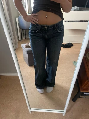 Mörkblå bootcut/raka jeans med låg midja - Säljer ett par mörkblå bootcut jeans med låg midja från NAKD.