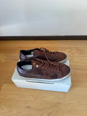 Golden goose - Snygga Golden goose skor i storlek 44