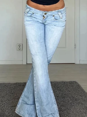 Jättesnygga lee jean - De är i bra skick utom en liten fläck som man ser på bild 3 💕