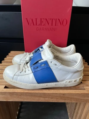 Valentino opens  - Tjena, säljer nu dessa riktigt snygga och populära valentino opensen, de är i bra skick finns några små slitage men inget man tänker på vid användning, slitagen syns på bilderna, box ingår, hör av er vid fårgor och funderingar🙌🤝 
