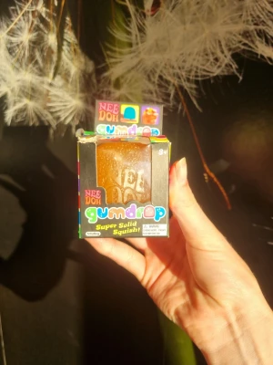 Nee Doh Gumdrop squishy  - Rolig squishy-leksak från Nee Doh i modellen gumdrop. Den är väldigt svårt att få tag i och slut såld överallt därför priset. Men priset går såklart alltid att diskuteras!