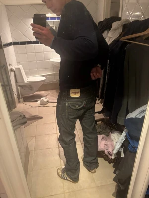 Levi's 504 jeans  - Säljer ett par mörkblå Levi's jeans med klassisk straight fit och kontrastsömmar. Oerhört niche byxor. Säljer för dom va lite långa på mig (180 cm LÅNG!) står ej storlek då lappen är avdragen men skulle gissa på 32,34 kanske 