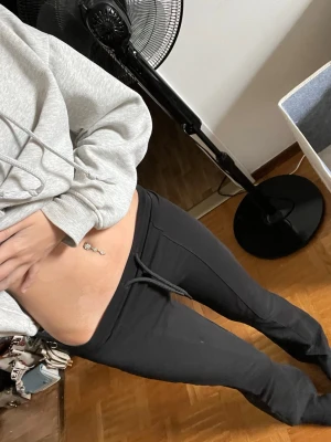 Byxor  - Ganska tunna sköna byxor vet inte va ja ska kalla dem då de inte är jeans eller ”riktiga” mjukis. Ialafall jätte sköna. Storlek xxs. Katt finns i hemmet 
