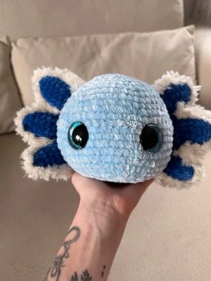 Virkad blå axelotl💙 - Stor blå axelotl, ca 50cm lång💙6h arbete💛Skickas med en liten Suprise med köp✨