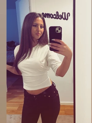 t-shirt - säljer min vita t-shirt men knyt där bak, då den inte kommer till användning 