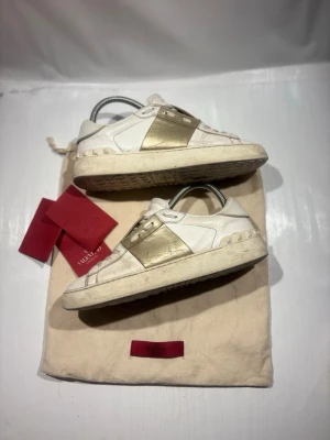 Valentino opens - Hej! Säljer nu mina skor från märket Valentino, storlek 37.5 bra skick, allt på bilden ingår. Tveka inte på att höra av dig om du har frågor eller funderingar kring skorna! 