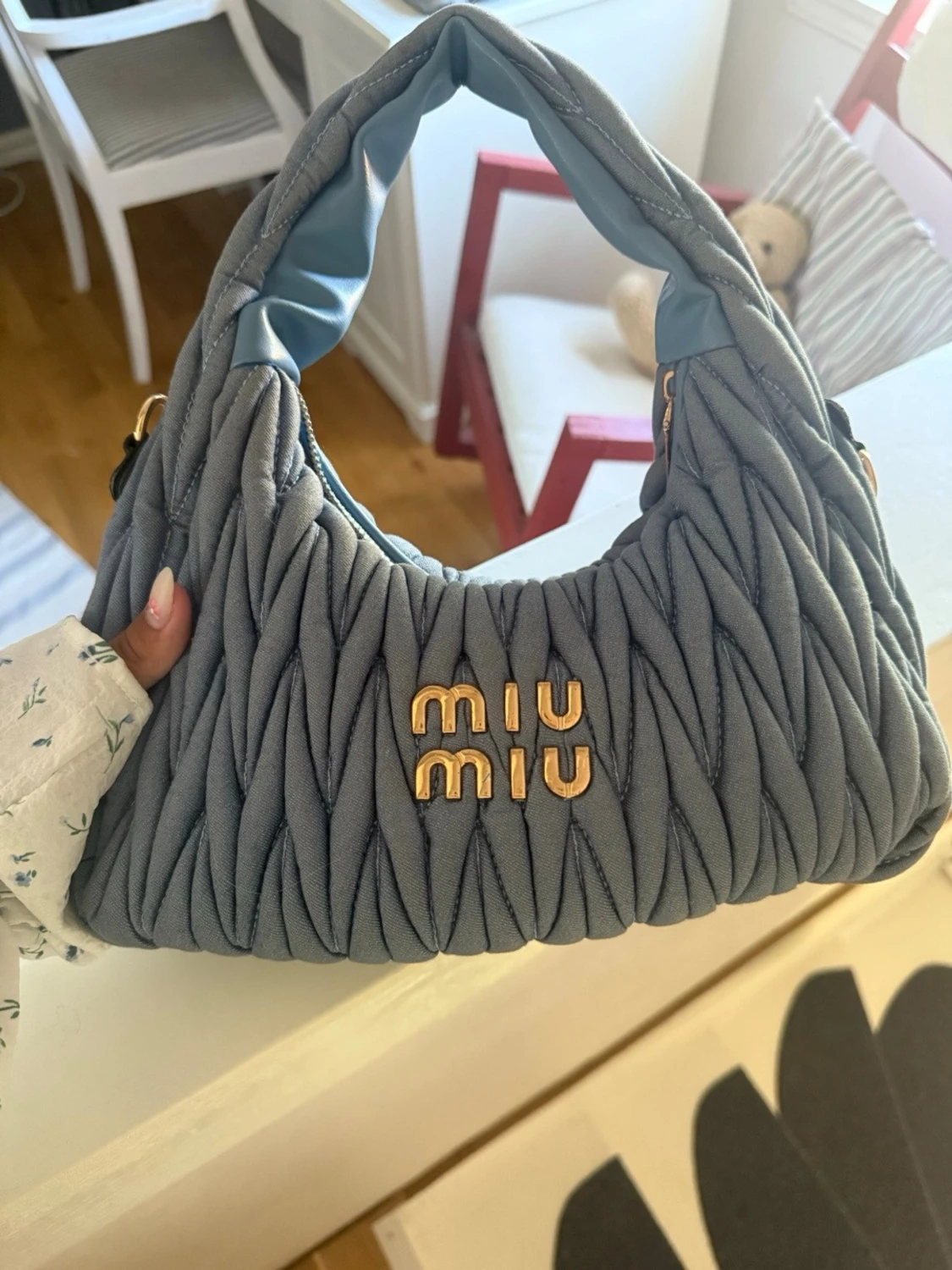 Grå vadderad handväska från Miu Miu