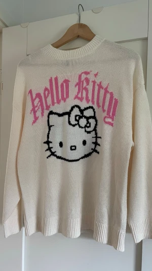 Vit stickad Hello Kitty-tröja - Väldigt sparsamt använd, inga fläckar eller liknande!