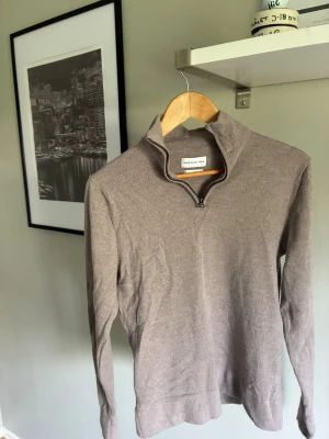 Beige halv zip - Tjena! Jag säljer min fina stickade tröja från These Glory Days. Tröjan är i väldigt bra skick.