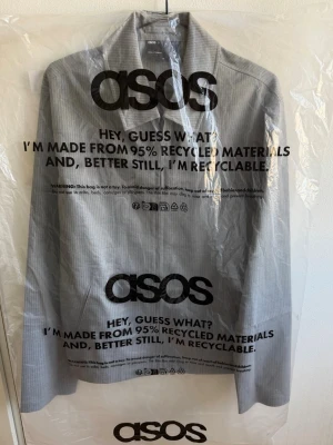 Overshirt helt ny  - Köpte flera plagg samtidigt men kommer inte använda alla. Säljs därför helt ny med lappar kvar. ✔ Oanvänd  ✔ Originallappar kvar  ✔ Förvarad i originalpåse  ✔ Skickas snabbt  Vid frågor är det bara att skriva.