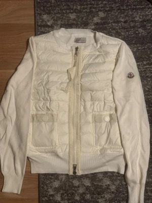 Moncler tricot  - Riktigt fin cardigan som jag nu säljer vid fler frågor elle bilder är det ba skriva!