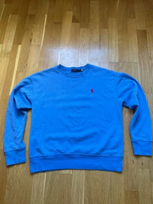  Polo Ralph Lauren tröja  - En fet Polo Ralph Lauren tröja i ljusblå med röd häst. Tröjan är i toppen skick - 8,5/10 inga defekter. Storlek - M.                                     Priset kan diskuteras! Tveka inte vid frågor eller funderingar!