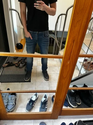 Mörkblå replay jeans slim fit herr - Säljer ett par helt nya mörkblå slim fit replay jeans anbass med snygga kontrastsömmar och klassiska fem fickor. Jeansen har en lätt tvättad look och sitter tajt längs benen. Passar perfekt till en avslappnad stil och är riktigt bekväma. Storlek: W31 L32