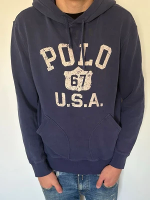 Ralph lauren hoodie  - Ralph lauren hoodie | Storlek M men kan även passa S | Bra skick | Modellen på bilden är 185 | Obs, det slitna trycket på hoodien är design