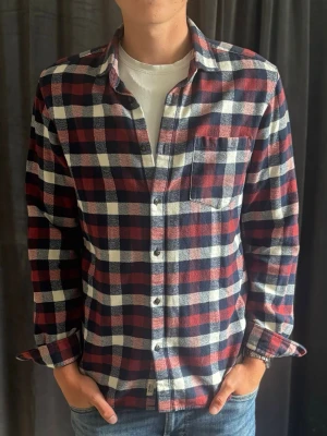 Rutig Overshirt Medium - Rutig Overshirt från Jack & Jones   Nypris: 600kr Storlek: M Skick: 10/10 (Pris kan diskuteras vid snabb affär)  Kontakta om ni har frågor!