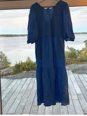 Blå långklänning - Säljer en somrig blå långklänning-andvänd endast en gång, öppen lite i ryggen då man kan knyta en fin rosett.💙
