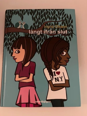 Långt ifrån slut av Ingrid Olsson - En ungdomsroman med färgstarkt illustrerat omslag som visar två tjejer under ett träd. Boken handlar om vänskap, kärlek och förändringar, och är sista delen i en serie. Utgiven av Rabén & Sjögren. Perfekt för dig som gillar relationsdrama och vardagsnära berättelser.