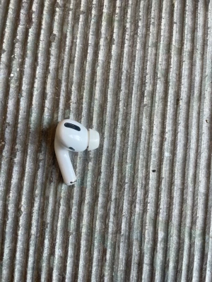 AirPods Pro 1 vänster hörlur - Jättebra i skick . Skriv vid funderingar 😃