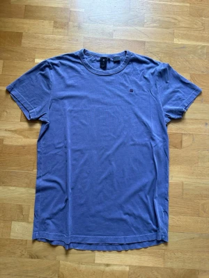 G-Star Raw T-shirt - En lila t-shirt från G-STAR RAW med broderad logga.  Storlek: XL Skick: mycket bra, inga hål eller fläckar.   Har du några frågor eller vill ha fler bilder? Tveka inte på att höra av dig!