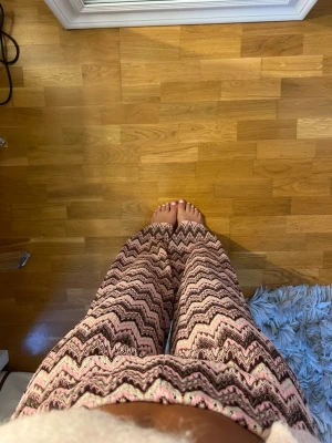 Mönstrade vida byxor i rosa toner - Missoni inspirerade byxor i rosa toner, storlek S. Från NewYorker