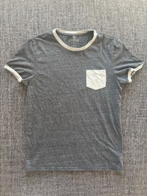 American eagle t-shirt ~ vintage  - American Eagle T-shirt grå | st M | Snygg T-shirt i grå färg. Sällsynt och eftertraktad modell. Vintage 2000’s modell som inte längre produceras. Perfekt nu till våren/sommaren 🏄 Kan även gå ner lite i pris vid snabb affär!