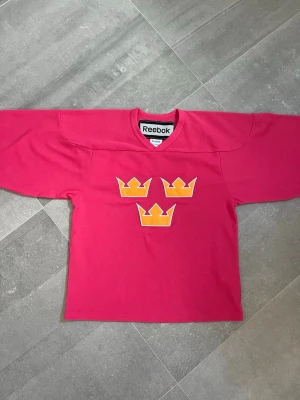 Rosa Tre Kronor hockeytröja Reebok - Superfin rosa Tre Kronor hockey tröja💕storlek 130-150cm