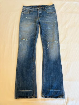 Vintage Nudie Jeans -Bootcut Ola  - Tjoooo🤩nu säljer jag mina Bootcut Ola i storleken 32/34🫣dessa jeans är den äldre version av bootcut Ola modellen🫡passformen på dessa jeans är en slim/regular till bootcut och patinan på dessa jeans är helt sjuk🤯tveka inte på att skriva ifall ni har några frågor🥰