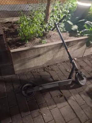 Svart elsparkcykel - Säljer en svart elsparkcykel med robust ram och stora hjul. Styret är rakt och har handtag i plast. Elsparkcykeln har en bred fotplatta och är perfekt för att ta sig fram snabbt i stan. Laddningsport och broms finns på styret.