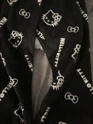 Hellokitty pyjamas byxor  - De är ganska baggy så skulle kunna passa från S M 
