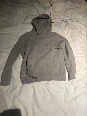 Grå hoodie från Polo Ralph Lauren - Storlek sitter som s skulle jag säga