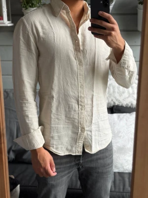 Linneskjorta - En stilren linneskjorta från H&M i storlek S. Passar mellan 170-180cm. Passar utmärkt nu till sommaren! Inga defekter alls! Bara att skriva vid funderingar!🌟