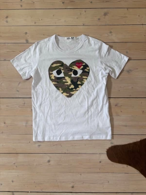 Comme des garçons T-shirt  - Säljer denna CDG x Bape T-shirt i storlek M men sitter som S/XS. Använd vid få tillfällen så mycket bra skick. Vid andra frågor är det bara komma DM🤗. 