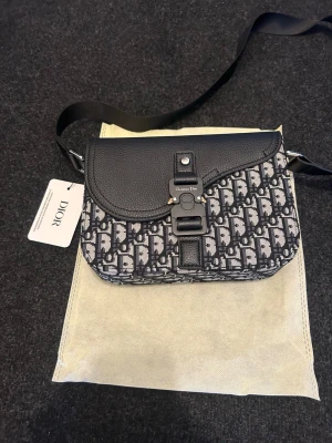 Medium saddle bag  - Helt ny väska. Skicka meddelande vid frågor. Kolla även in mina andra annonser.