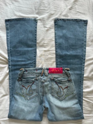 Lågmidjade utsvängda O’lala jeans - Lågmidjade utsvängda jeans från O’lala. 🩷 Det står storlek 38 men tycker de passar mer 34. Midjemått tvärsöver: 35 cm. Innerbenslängd: 80 cm.