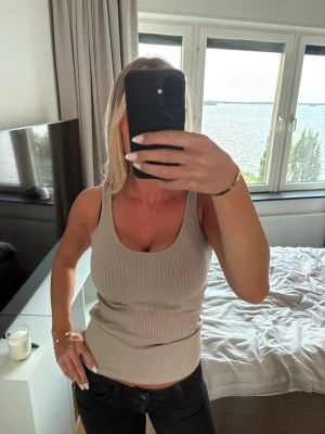 Beige linne - Superfint beige linne som både ger en enkel och snygg look. Den är stretchig i materialet🤩