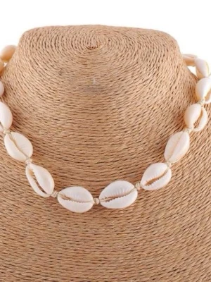 Halsband med vita snäckskalspärlor - Säljer ett snyggt halsband med vita snäckskalspärlor. Halsbandet har en naturlig strandkänsla och pärlorna är ovala och blanka. Perfekt accessoar för dig som gillar boho eller beach vibes. Helt ny 