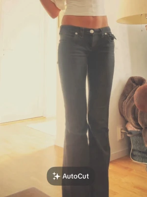 Gråa bootcut jeans True Religion - Säljer ett par true religion jeans i modellen joey, lågmidjade och sitter super, skriv för fler bilder🫰🏻Storlek 25w