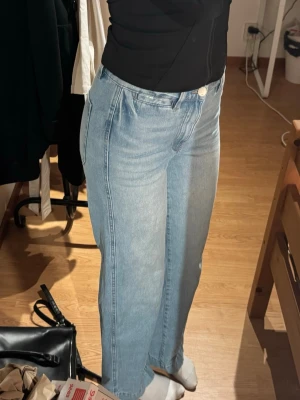 Ljusblåa raka jeans  - Säljer ett par ljusblå jeans med rak passform och mid waist. I super bra skick!💕