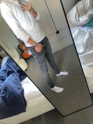 Calvin Klein jeans - Svart/gråa jeans från Calvin Klein. I storlek 170. Använda ett få antal gånger och är i bra skick. Inga defekter och pris kan diskuteras!