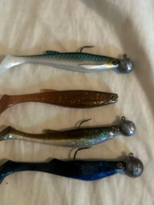 Fyra mjukbeten för fiske - Säljer fyra olika mjukbeten för fiske, alla med jigghuvud och krok. Betena har olika färger: silvergrön, brun med glitter, blågrön med glitter och mörkblå med glitter. Perfekta för dig som gillar att fiska efter rovfisk.
