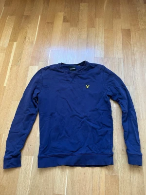 Lyle & Scott tröja  - En fin blå/lila/marinblå sweatshirt från Lyle & Scott i mycket fint skick. Skick 7,5/10  Inga defekter!  Storlek - XS.     Priset kan diskuteras! Tveka inte vid frågor eller funderingar!