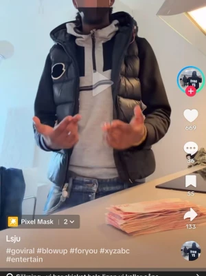 Svart glansig dunväst med huva - Snygg svart dunväst med glansig finish och huva. Västen har en tydlig logodetalj på bröstet och dragkedja framtill. Perfekt att slänga över en hoodie för en avslappnad och trendig look.
