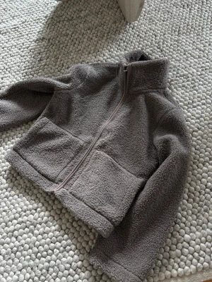 Teddy Jacka - Teddy jacka i storlek S, knappt använd. Från lager157, finns ej kvar att köpa
