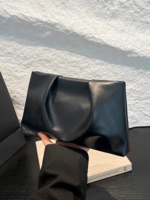 Clutch  - Säljer denna jättefina Clutch väskan som tyvärr inte kommer till användning något💕