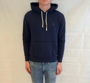 Polo Ralph Lauren hoodie - Marinblå hoodie i bra begagnat skick.