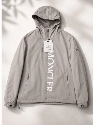  Moncler windbreaker i grå  - Moncler Windbreaker i ljusgrå. Helt ny med tagg kvar, aldrig använd. Riktigt clean färg och perfekt nu till våren/sommaren.  Storlek M.  