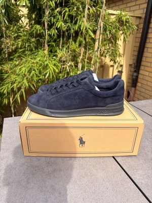 Mörkblå mockasneakers Polo Ralph Lauren - Snygga mörkblå sneakers i mocka från Polo Ralph Lauren. 