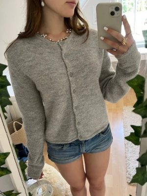 Grå kofta från Gina - Superfin grå kofta från Gina Tricot. Endast använd ett fåtal gånger💗